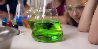 关闭了。实验室工作人员将化学液体与水混合在玻璃烧瓶中，向孩子们展示化学反应是如何以颜色进行的