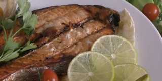 鲑鱼(拉丁语。Salmo salar)——一种鲑鱼(拉丁语)。鲑科)鲑鱼属的鱼。鲑科)地中海菜肴中的