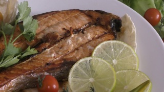 鲑鱼(拉丁语。Salmo salar)——一种鲑鱼(拉丁语)。鲑科)鲑鱼属的鱼。鲑科)地中海菜肴中的视频素材模板下载