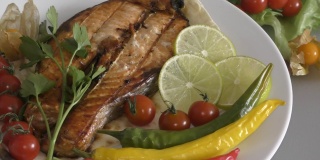 鲑鱼(拉丁语。Salmo salar)——一种鲑鱼(拉丁语)。鲑科)鲑鱼属的鱼。鲑科)地中海菜肴中的