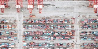 T/L PAN俯视图繁忙的工业港口与集装箱船