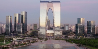 上午，中国苏州，湖边的CBD建筑。
