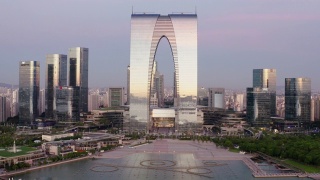 上午，中国苏州，湖边的CBD建筑。视频素材模板下载
