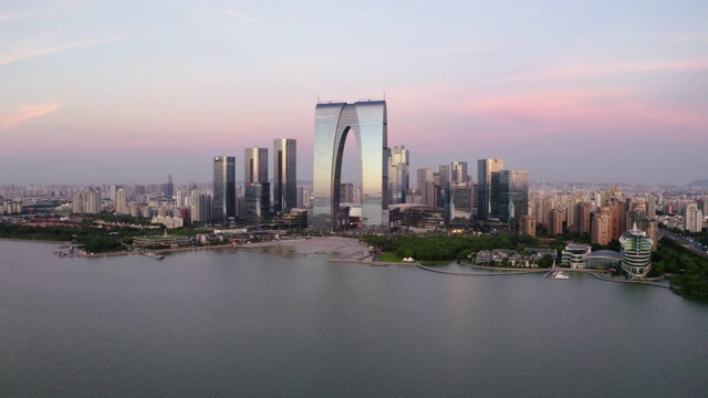 上午，中国苏州，湖边的CBD建筑。