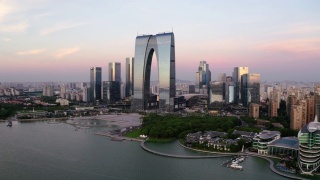 上午，中国苏州，湖边的CBD建筑。视频素材模板下载