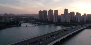 日出与住宅建筑。中国苏州航拍。