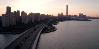 日出与住宅建筑。中国苏州航拍。