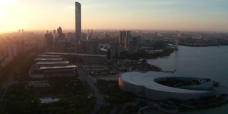 日出与CBD建筑。中国苏州航拍。