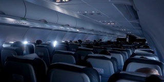 飞机上的乘客在飞机颠簸时坐在椅子上