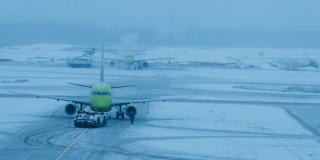 冬季机场为飞机起飞做准备