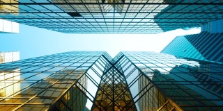 仰望香港金融区的写字楼建筑，中国摩天大楼未来主义建筑