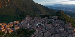 一个典型的意大利山区小村庄的双镜头鸟瞰图。4 k