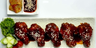 韩式炸鸡(Dakgangjeong)辣味炸鸡炸鸡翅，配有泡菜和烈川酱