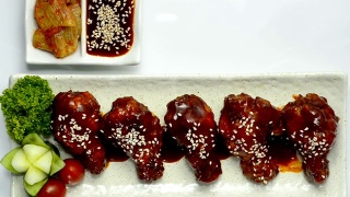 韩式炸鸡(Dakgangjeong)辣味炸鸡炸鸡翅，配有泡菜和烈川酱视频素材模板下载