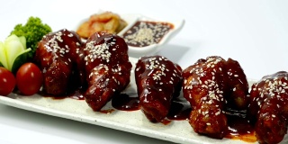 韩式炸鸡(Dakgangjeong)辣味炸鸡炸鸡翅，配有泡菜和烈川酱
