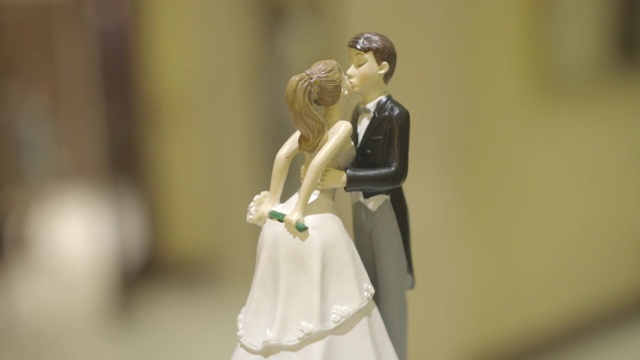 婚礼蛋糕和新郎新娘蛋糕装饰