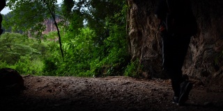 一个亚洲华人中年女性旅行徒步探索怡保霹雳马来西亚洞穴森林背包