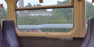 从行驶的火车里看到的景色。