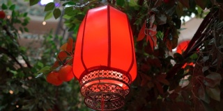 红色中国灯笼的慢镜头特写。农历新年的概念。中国新年概念