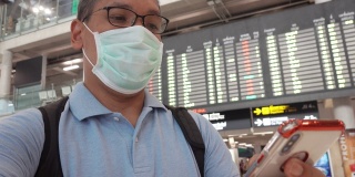 一名男子在机场候机楼戴口罩