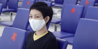 女士在机场候机厅戴口罩