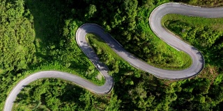 南,泰国。鸟瞰图美丽的天空道路与绿色的丛林山顶。在山中弯曲的道路上的公路旅行。