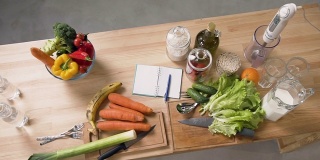 家庭厨房木桌上的蔬菜和水果俯视图。均衡的食物，饮食烹饪和健康的生活方式