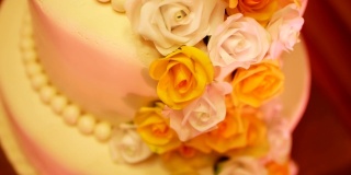 轻音乐闪烁在可食用的玫瑰从甜美乳香的生日蛋糕