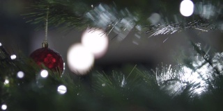 近距离拍摄的美丽装饰圣诞树与节日彩灯