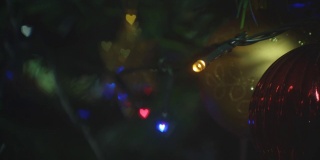 一个圣诞树的特写与金箔和圣诞装饰品