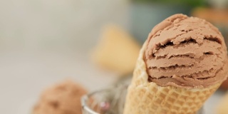 美味的咖啡冰淇淋作为甜点
