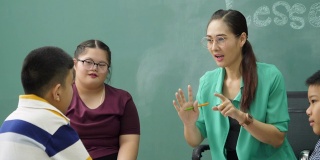 老师在教室里与残疾儿童交谈