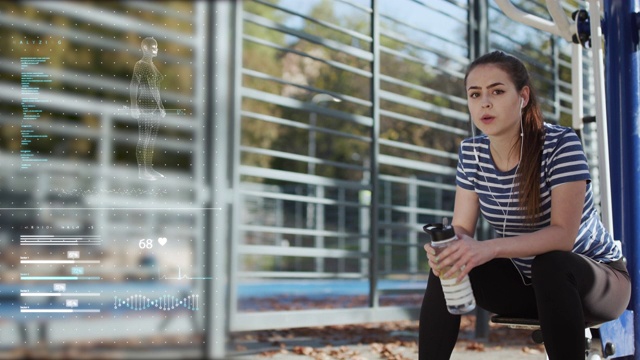 健身女孩用运动瓶喝水。智能科技手机应用健康运动追踪器虚拟图表屏幕显示DNA心脏健康信息分析报告