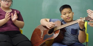 残疾儿童在教室里弹吉他