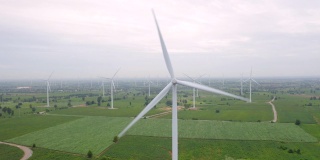 从清晨鸟瞰风力发电——可持续发展、环境友好、可再生能源的理念。