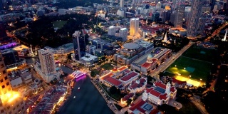 从白天到夜晚的时间流逝，新加坡的城市。从空中俯瞰的天际线。