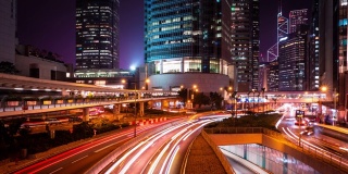 香港，香港- 2019年1月14日，香港，国际金融中心二期，4k延时霓虹汽车在高速公路上行驶。城市景观和霓虹灯景观。