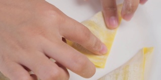 孩子的手在家做饺子，烹饪的概念。
