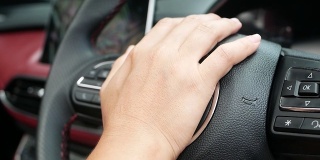 当驾驶时，靠近方向盘上推喇叭的手。