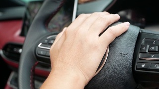 当驾驶时，靠近方向盘上推喇叭的手。视频素材模板下载