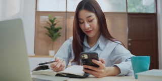 亚洲商业女性作为自由职业者使用电脑笔记本电脑从家里工作