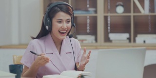亚洲商业女性作为自由职业者使用电脑笔记本电脑从家里工作
