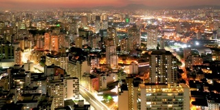 巴西首都圣保罗的日落。Hyper Lapse市中心场景。城市生活的场景。巴西圣保罗São地区鸟瞰图。五彩缤纷的天际线。景观。城市全景。阳光。城市生活