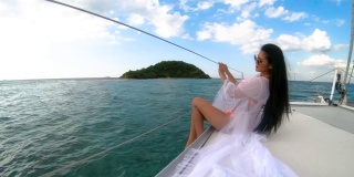 宽拍美女亚洲女人穿着比基尼幸福在豪华游艇甲板上与蓝天和海湾的泰国芭堤雅