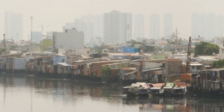 从河边看这个城市的贫民窟