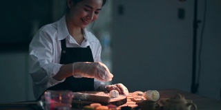 一位亚洲华裔美女在厨房制作中国传统的中秋雪皮月饼