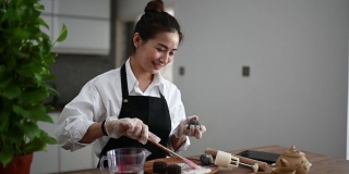 亚洲华人美丽的女人在她的厨房库存照片制作中国传统中秋节雪皮月饼…