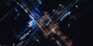 市区街道十字路口夜间顶视图