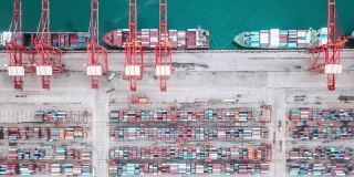 T/L无人机视角与集装箱船繁忙的工业港口