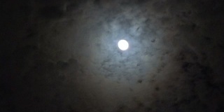 云在满月的夜晚飘过